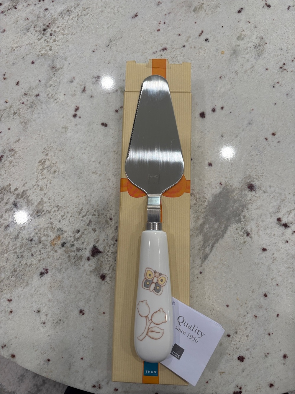 Ceramic Handle Cake Server in White with Floral Accent